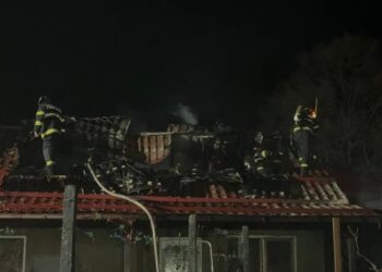 Incendiu în toiul nopții la o casă în Isaccea. Proprietarul a uitat mâncarea pe foc