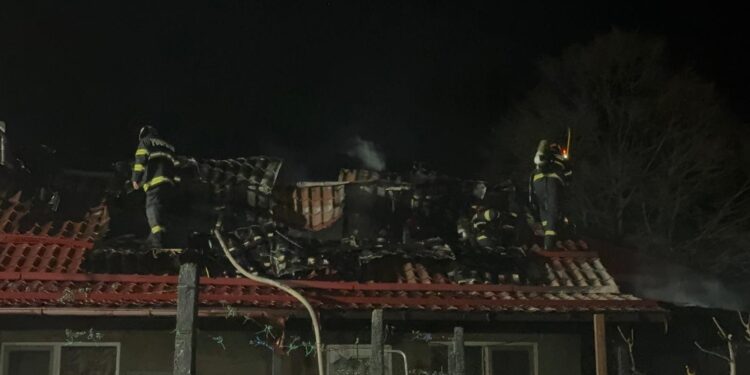 Incendiu în toiul nopții la o casă în Isaccea. Proprietarul a uitat mâncarea pe foc