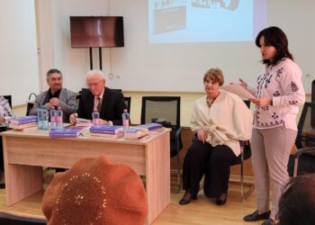 Dublă lansare de carte la Biblioteca Județeană „Panait Cerna”, de Ziua Bibliotecarului