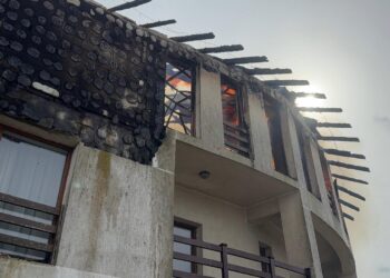 Incendiu puternic la o pensiune din Murighiol. Focul s-a extins și la pensiunea vecină