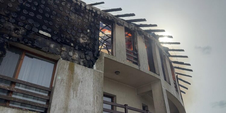 Incendiu puternic la o pensiune din Murighiol. Focul s-a extins și la pensiunea vecină