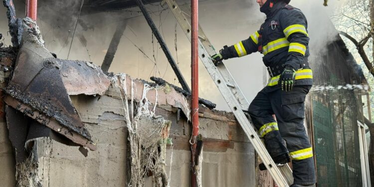 Incendiu în această dimineață la o anexă gospodărească din municipiu