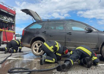 O mașină a luat foc în parcarea unui supermarket din municipiu