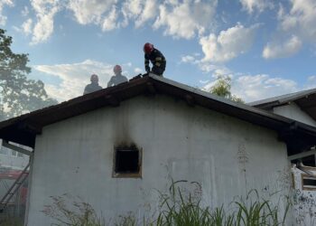 Incendiu la o casă părăsită din municipiu