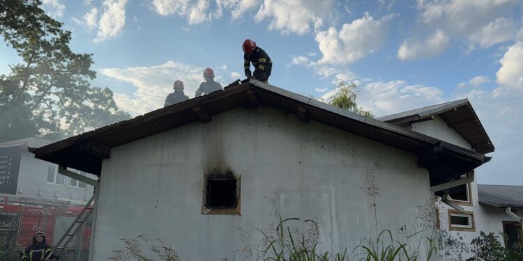 Incendiu la o casă părăsită din municipiu