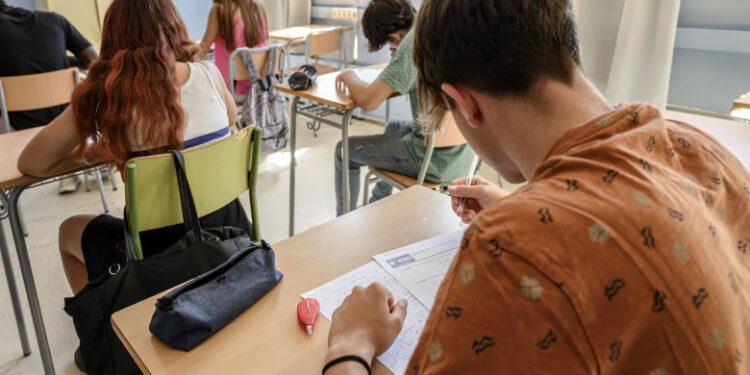 Astăzi, la Bac, probe scrise la istorie și matematică