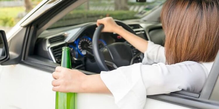 Tânără din Niculițel, beată la volan prin sat și fără permis. A fost reținută odată cu cel care i-a dat mașina