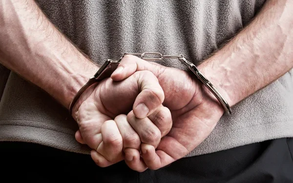 Prins, încătușat și dus la pușcărie unde avea un loc pentru 1 an și 4 luni