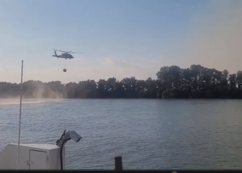 Greu de stins II/ Pompierii, în „misiune imposibilă” la incendiul din Deltă