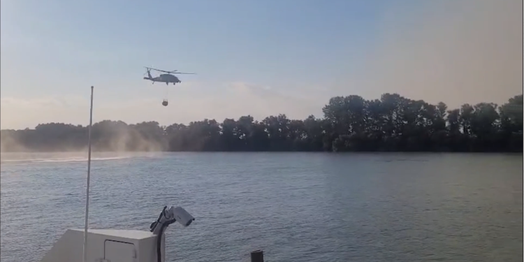 Greu de stins II/ Pompierii, în „misiune imposibilă” la incendiul din Deltă