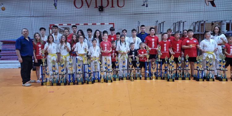 Sensei Pănuță, cu o armată de karatiști la Ovidiu. Din 51 luptători, 27 au câștigat medalii de aur