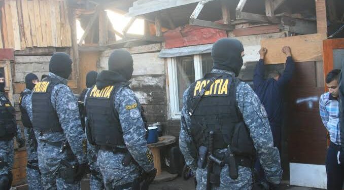 Percheziții ale polițiștilor tulceni acasă la doi gălățeni suspectați că dețin nelegal muniție de vânătoare