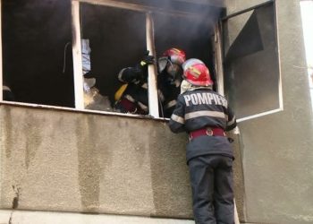 De la o țigară a ars un apartament în Măcin. Bărbat de 76 de ani a murit asfixiat