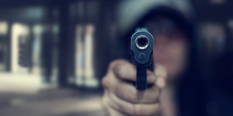 Șmecher nevoie mare, cu pistol la brâu