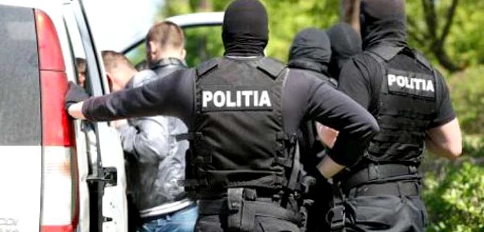 Cinci tineri traficanți de droguri au fost arestați după controale la domiciliu