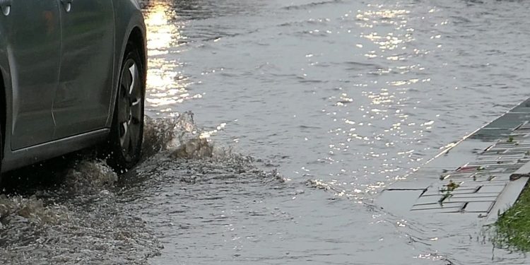 Circulație restricționată între Nifon și Hamcearca din cauza unei viituri