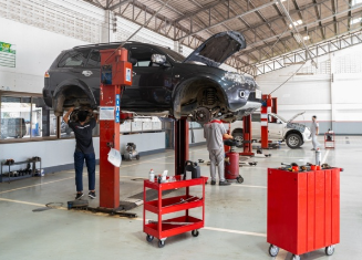 Prea mult ulei uzat într-un service auto dăunează nu doar mediului înconjurător