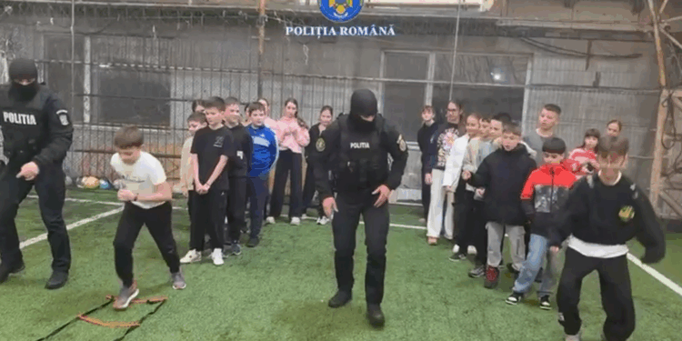 Copii în vizită la „mascați”