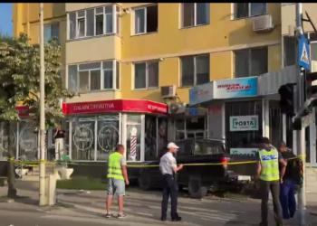 Accident teribil în Tulcea. O mașină a părăsit carosabilul și a lovit mortal o femeie pe trotuar